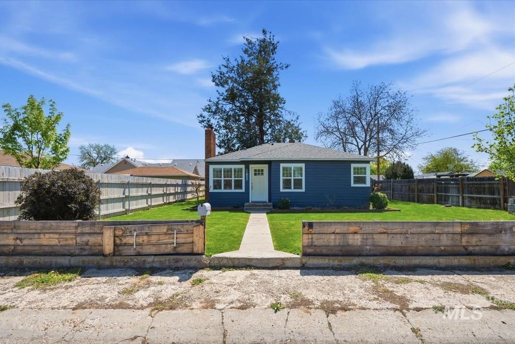 Photo of 211 W. Dewey Ave, Nampa, ID 83686 (MLS # 98984471)
