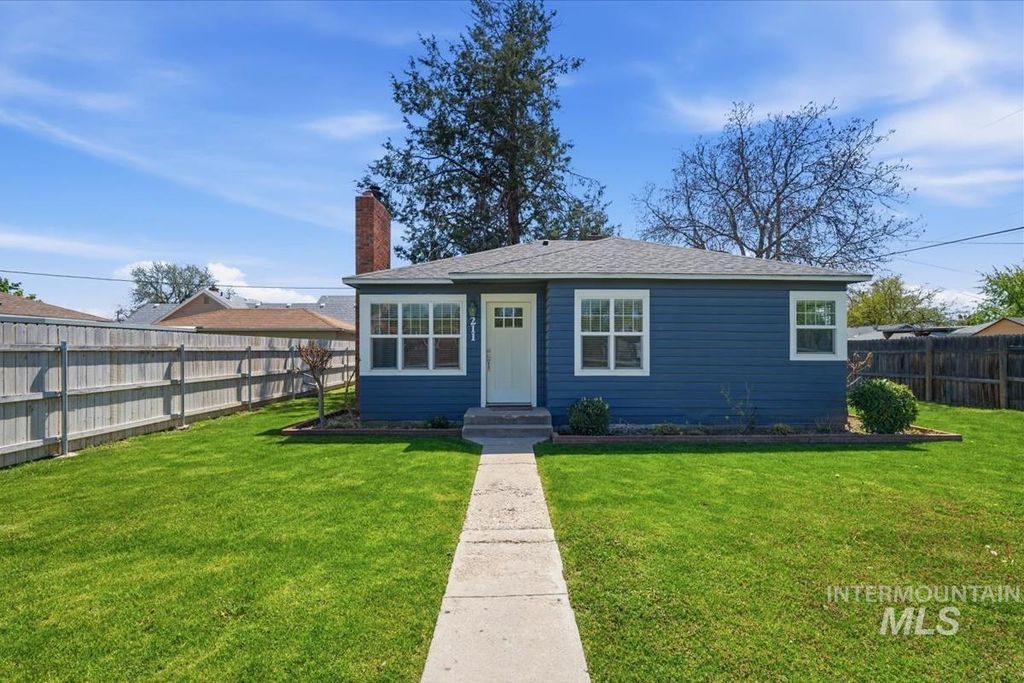Photo of 211 W. Dewey Ave, Nampa, ID 83686 (MLS # 98984471)
