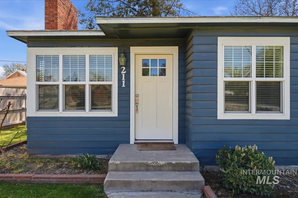 Photo of 211 W. Dewey Ave, Nampa, ID 83686 (MLS # 98984471)