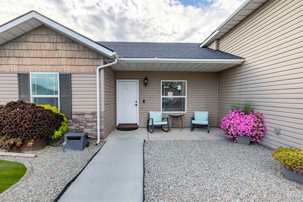 Photo of 410 Cayuse Creek Dr, Kimberly, ID 83341 (MLS # 98963833)