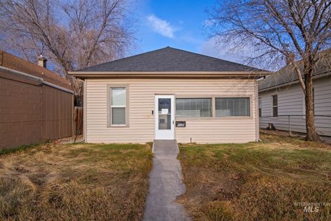 Photo of 332 W 4th Ave, Twin Falls, ID 83301 (MLS # 98969796)