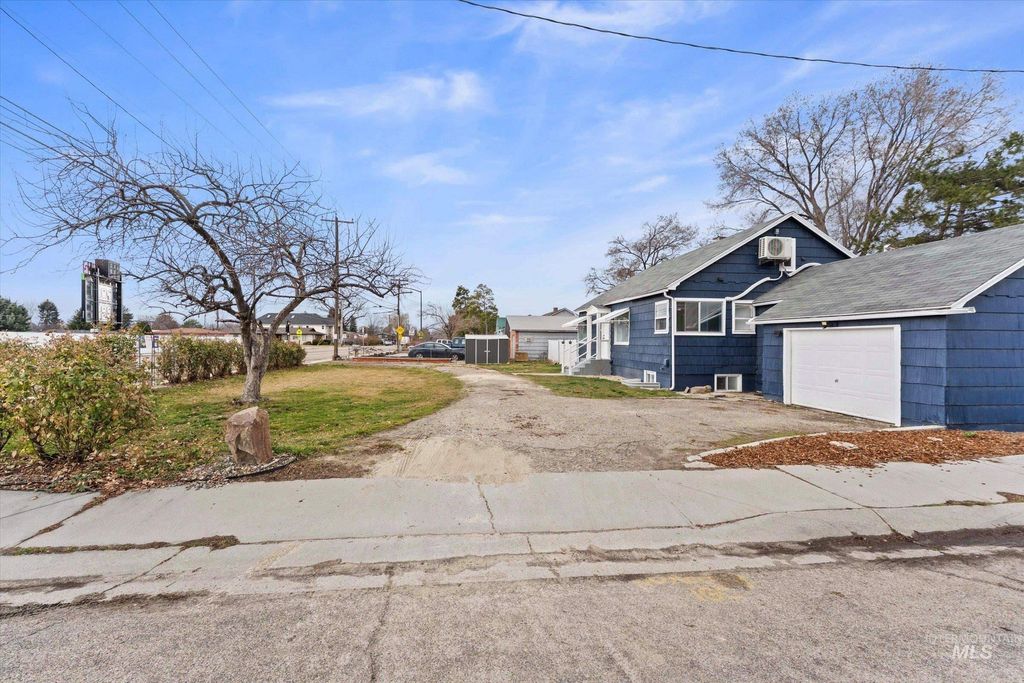 Photo of 320 Lake Lowell Ave, Nampa, ID 83686 (MLS # 98976530)