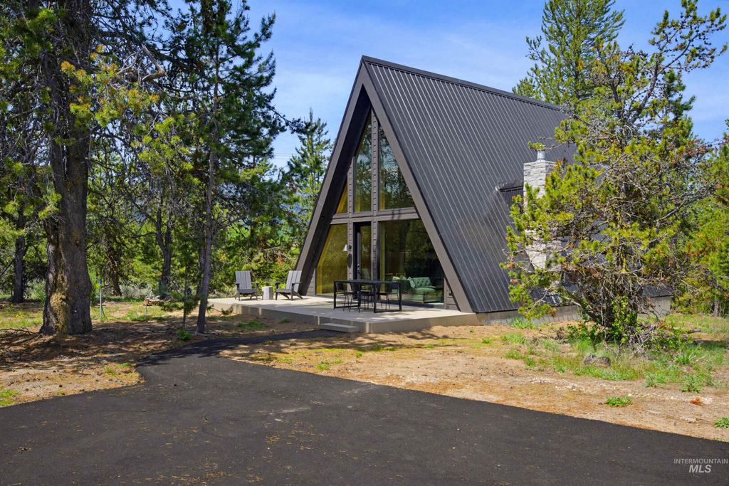 Photo of 152 Forest Place, Donnelly, ID 83615 (MLS # 98986677)