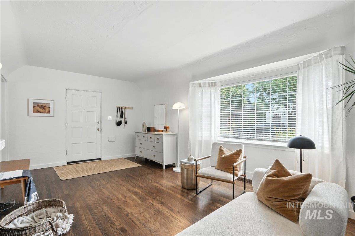 2116 W Pleasanton Ave