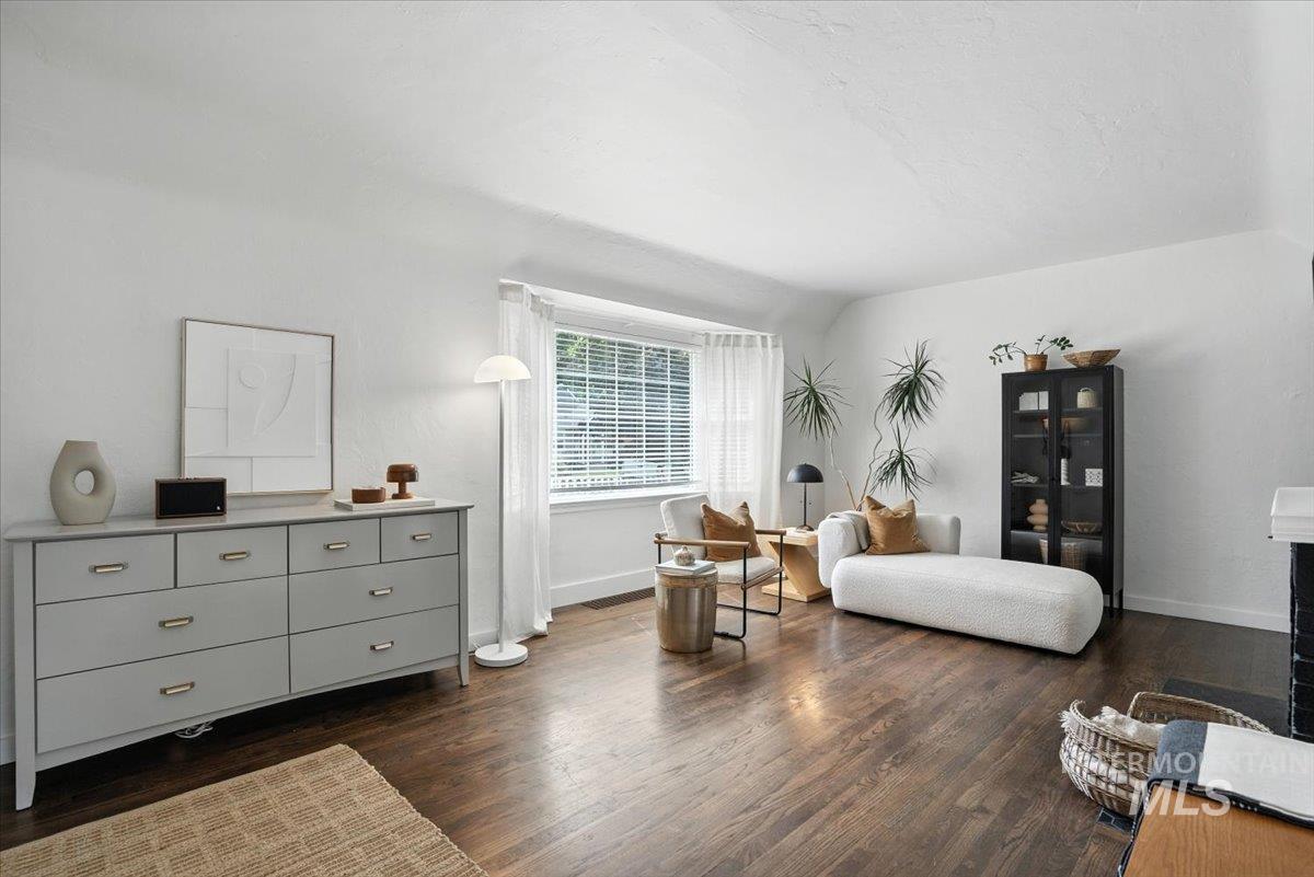 2116 W Pleasanton Ave