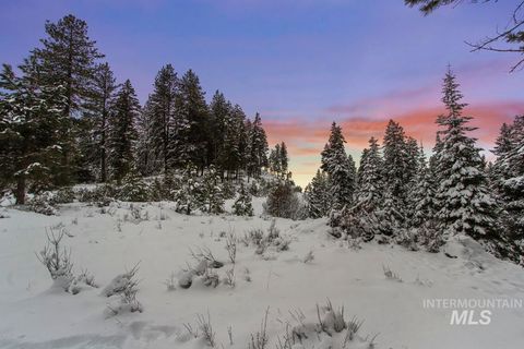 Photo of 16 Sarah Way, Cascade, ID 83611 (MLS # 98971576)