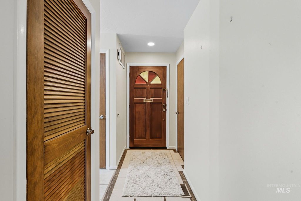 Photo of 1064 N Camelot Dr, Boise, ID 83704 (MLS # 98963515)