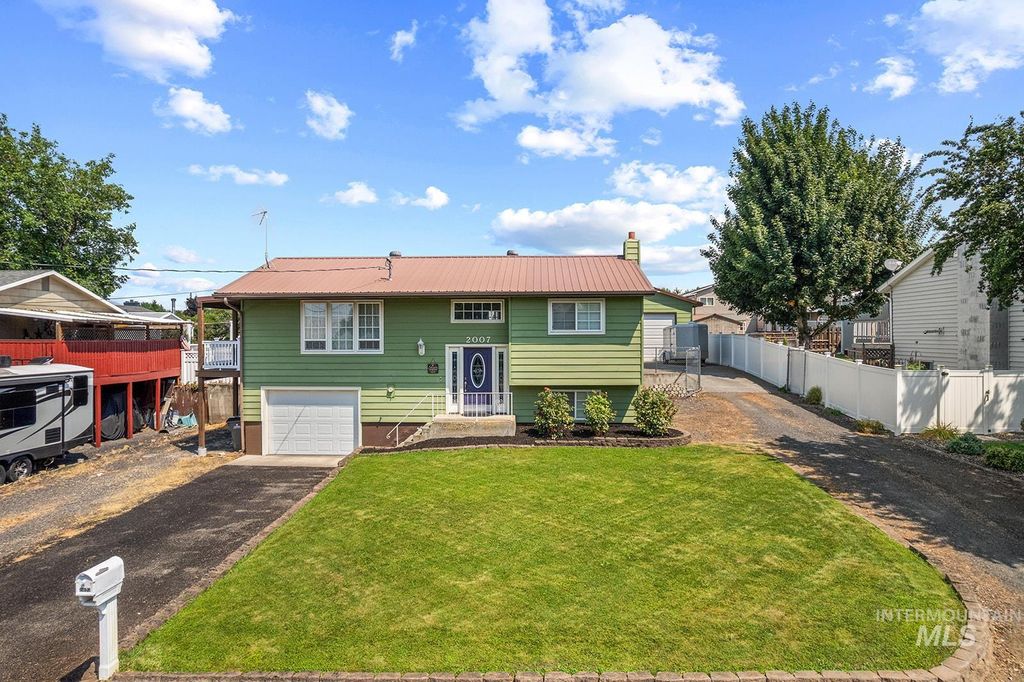 Photo of 2007 Ripon Ave, Lewiston, ID 83501 (MLS # 98995244)