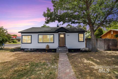 Photo of 1898 Sigrid Ave, Twin Falls, ID 83301 (MLS # 98988673)