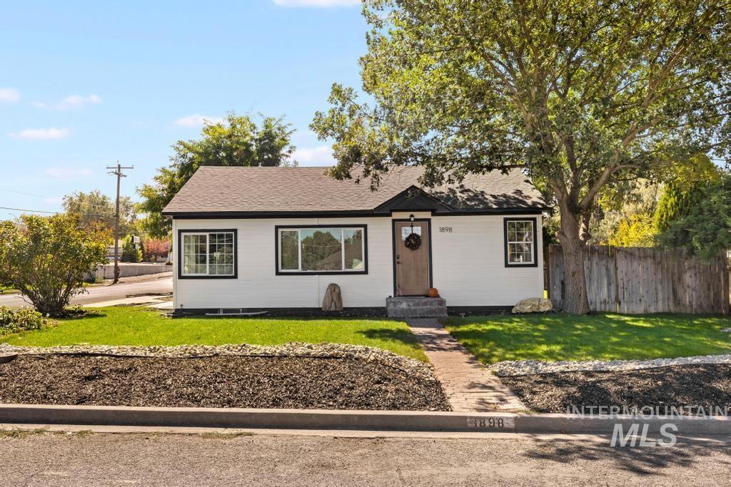Photo of 1898 Sigrid Ave, Twin Falls, ID 83301 (MLS # 98988673)