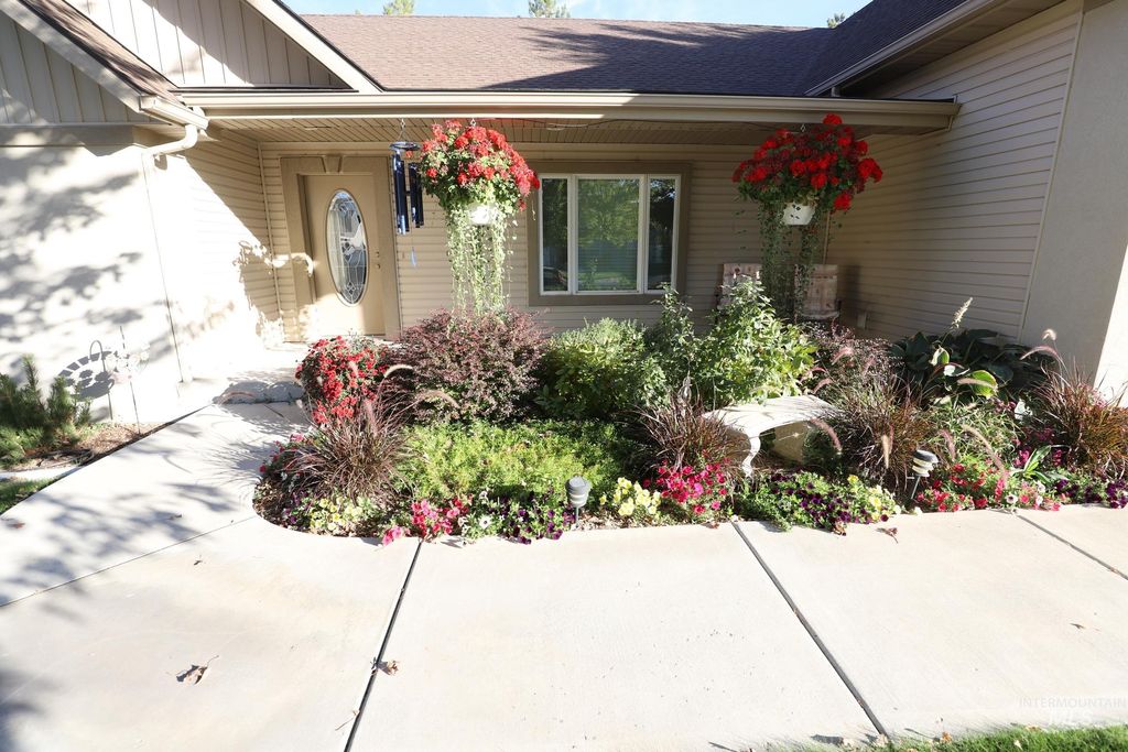 Photo of 810 Pine Street, Filer, ID 83328 (MLS # 98963801)