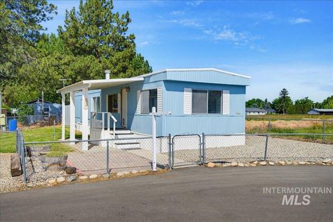 Photo of 1600 E Main St #12, Emmett, ID 83617 (MLS # 98987198)