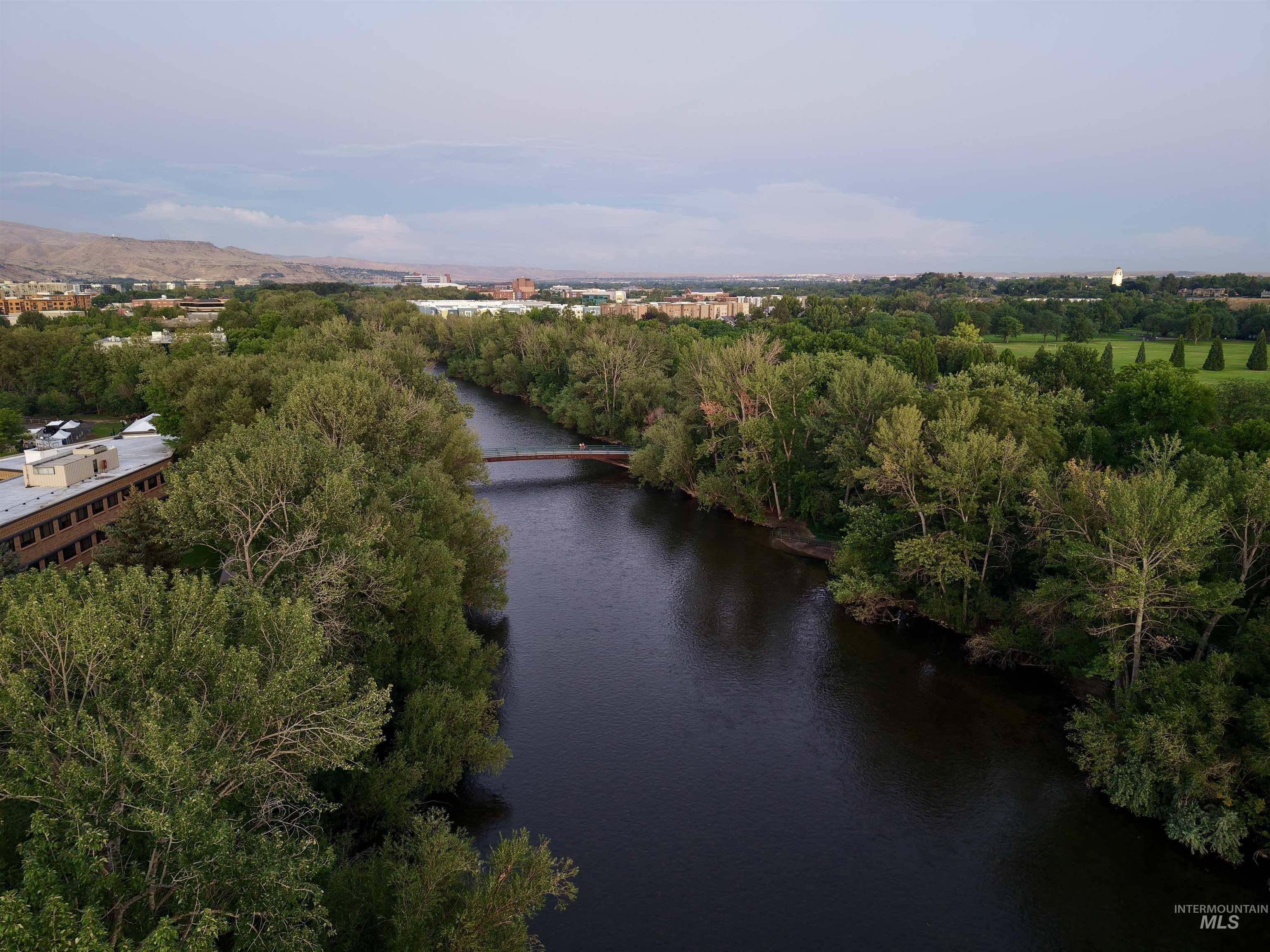 Two Blocks to the Boise River & the Saturday Farmers Market.