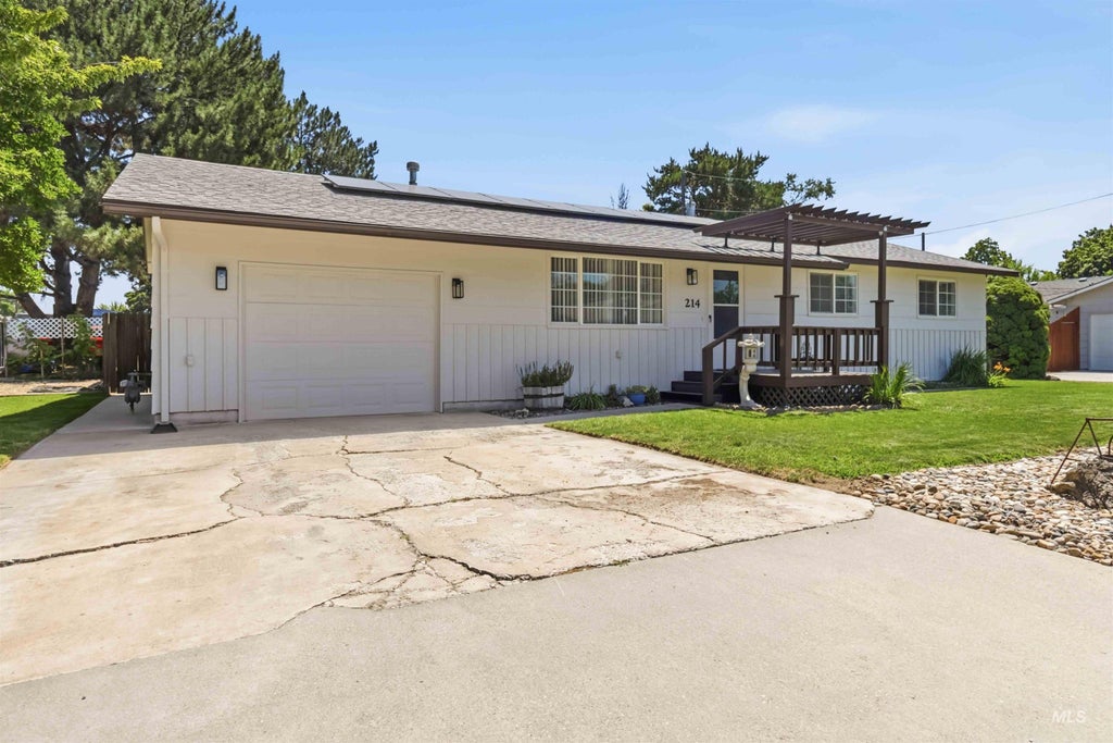 Photo of 214 N Georgia Ave, Caldwell, ID 83605 (MLS # 98993977)