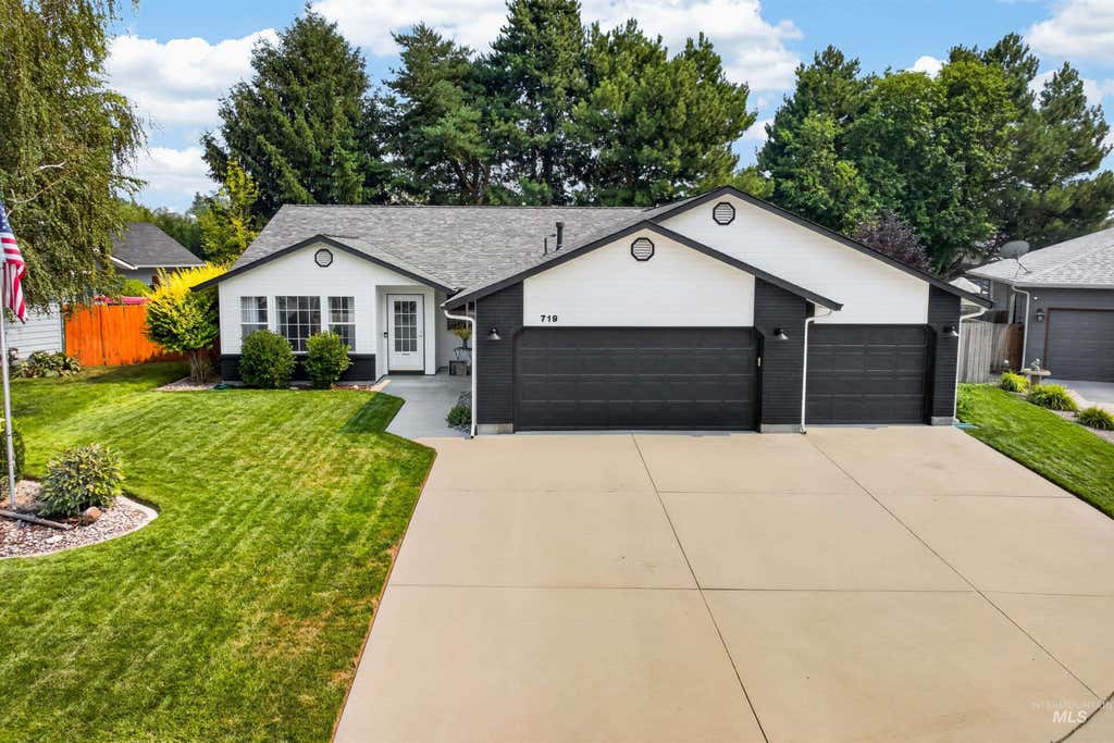 Photo of 719 W Roberts Avenue, Nampa, ID 83651 (MLS # 98996619)