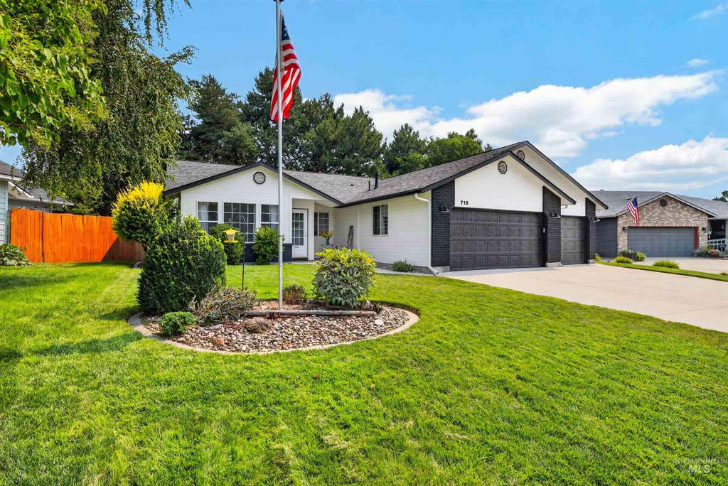 Photo of 719 W Roberts Avenue, Nampa, ID 83651 (MLS # 98996619)