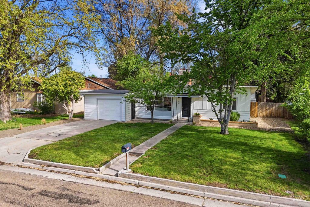 Photo of 1109 E Ash Street, Caldwell, ID 83641 (MLS # 98984276)