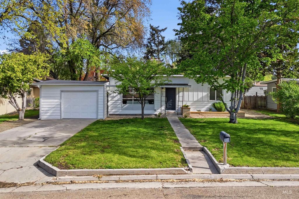 Photo of 1109 E Ash Street, Caldwell, ID 83641 (MLS # 98984276)