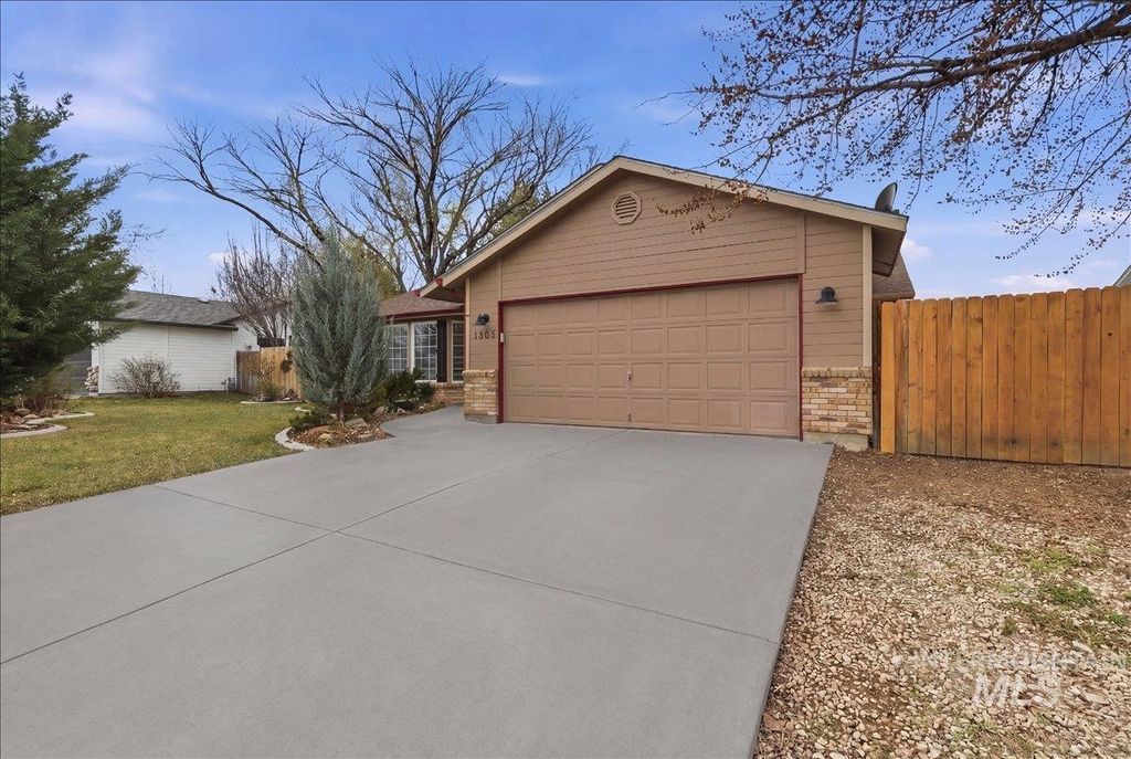 Photo of 1305 N Sandlin Ave, Meridian, ID 83642 (MLS # 98977707)