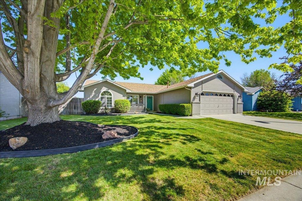 Photo of 690 E Hawk St, Meridian, ID 83646 (MLS # 98985263)