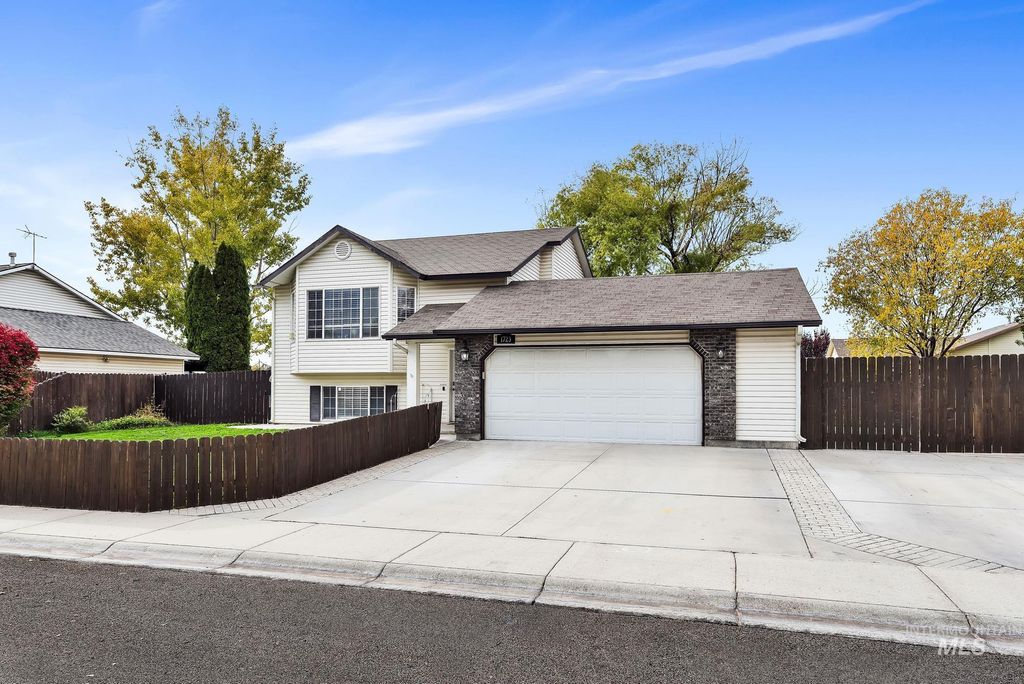 Photo of 1723 N Eaglet Ct, Nampa, ID 83651 (MLS # 98966142)