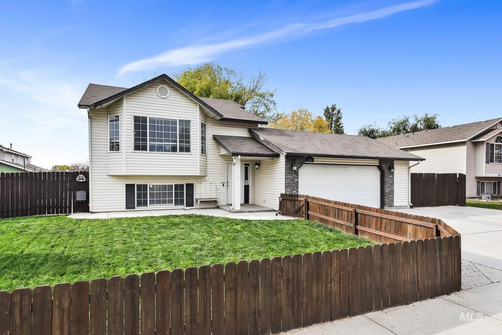 Photo of 1723 N Eaglet Ct, Nampa, ID 83651 (MLS # 98966142)