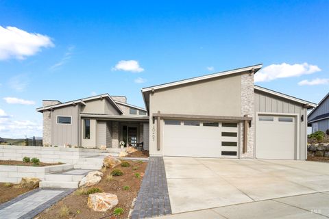 Photo of 20465 N Swire Green Way #818, Eagle, ID 83714 (MLS # 98989625)