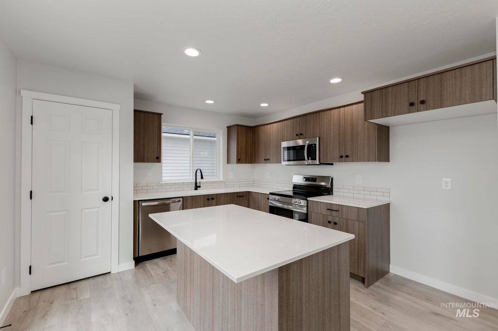 Photo of 327 N Cranesbill Ave, Kuna, ID 83634 (MLS # 98968192)