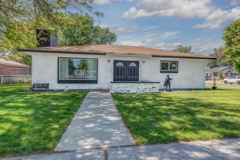 Photo of 187 NW 3rd Street, Ontario, OR 97914 (MLS # 98986985)