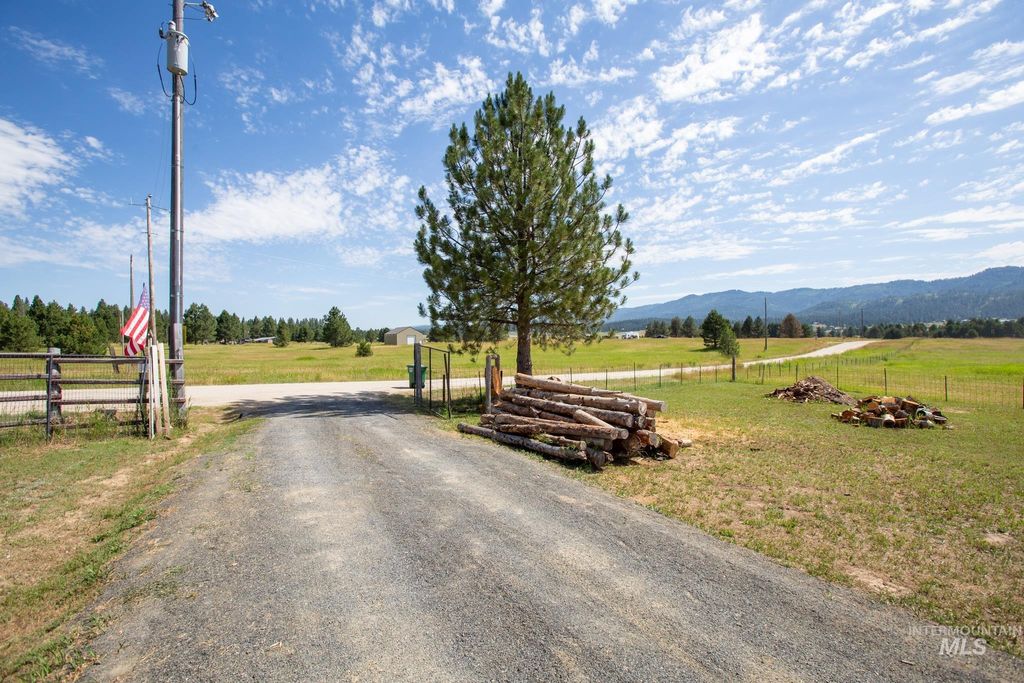 Photo of 7 Garrett Ln, Cascade, ID 83611 (MLS # 98964147)