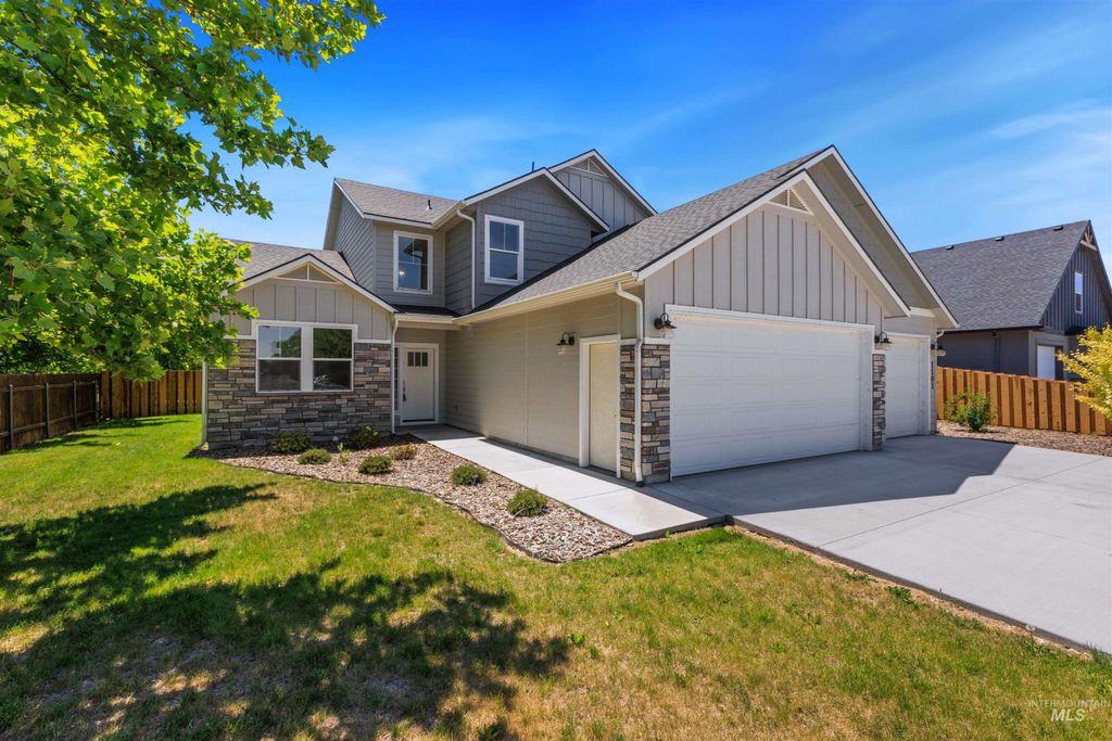 Photo of 1101 W Blaine Ave, Nampa, ID 83651 (MLS # 98990598)