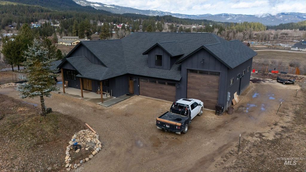 Photo of 20 Hawthorne Ln, Garden Valley, ID 83622 (MLS # 98976325)