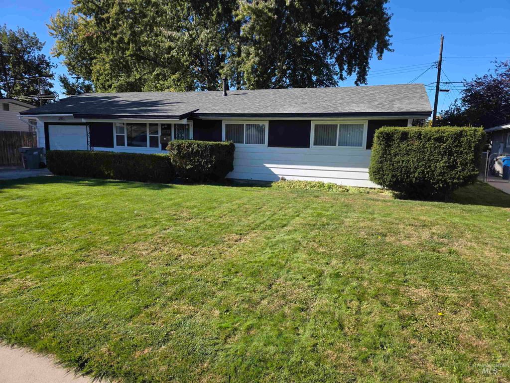 Photo of 1185 Phelps Circle, Mountain Home, ID 83647 (MLS # 98965941)