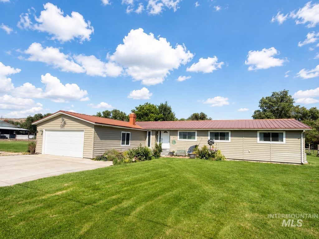 Photo of 678 N Elmore Ave, Glenns Ferry, ID 83623 (MLS # 98996247)