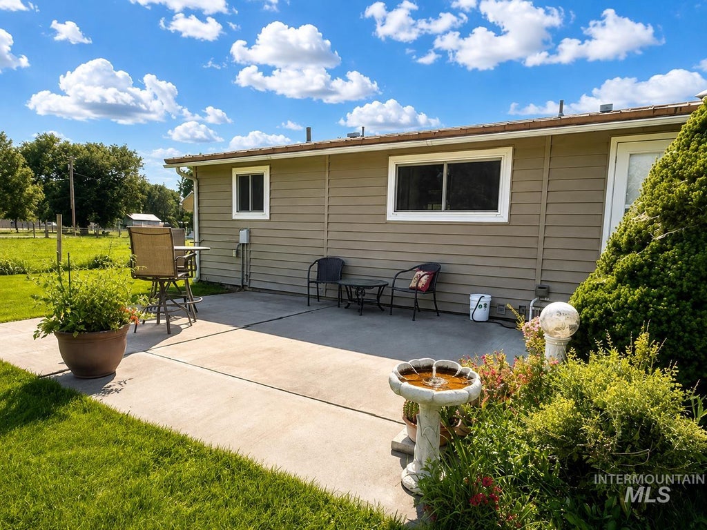 Photo of 678 N Elmore Ave, Glenns Ferry, ID 83623 (MLS # 98996247)