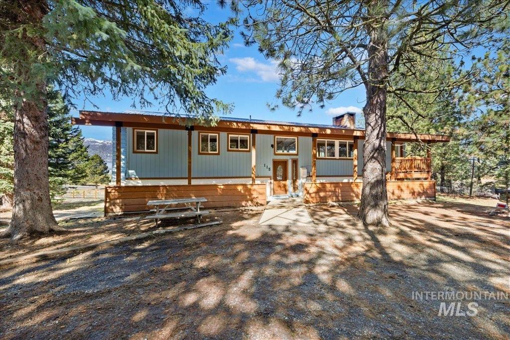 Photo of 115 Par Drive, Cascade, ID 83611 (MLS # 98982760)