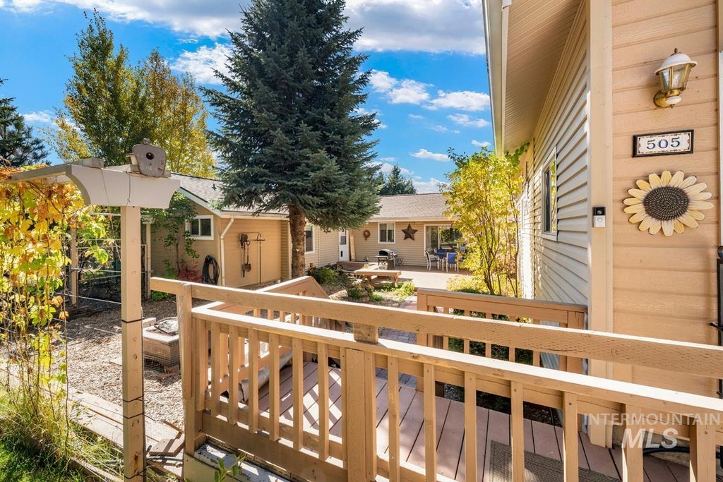Photo of 505 Lakeview Drive, Cascade, ID 83611 (MLS # 99002346)