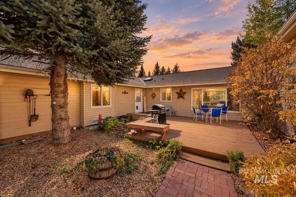 Photo of 505 Lakeview Drive, Cascade, ID 83611 (MLS # 99002346)