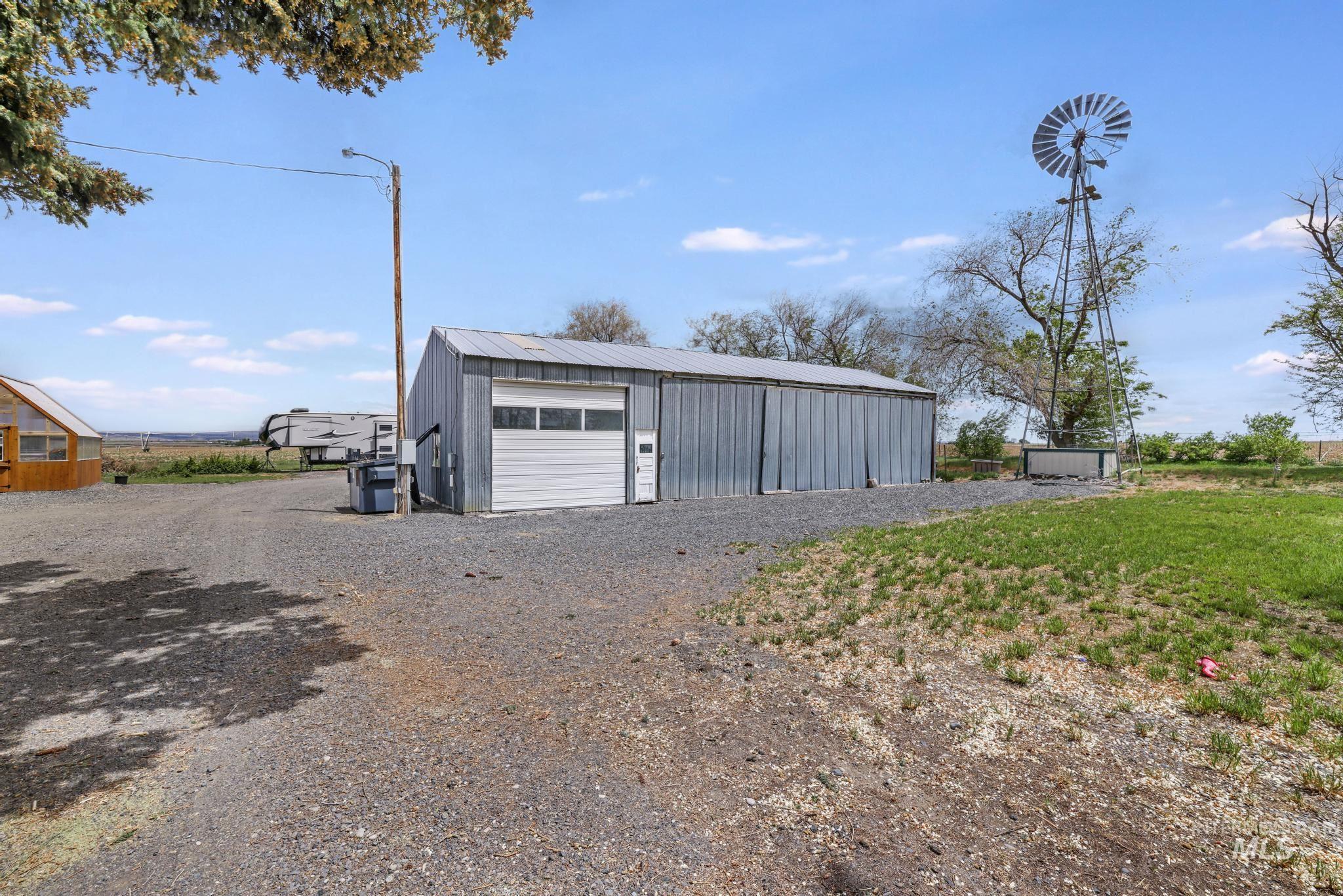 Detached garage with driveway