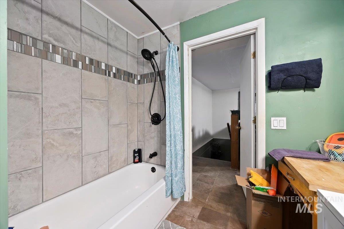 Full bath with shower / bath combo and vanity