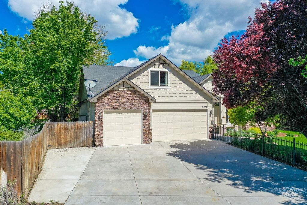 Photo of 8798 W Fircrest Dr, Boise, ID 83704 (MLS # 98983655)