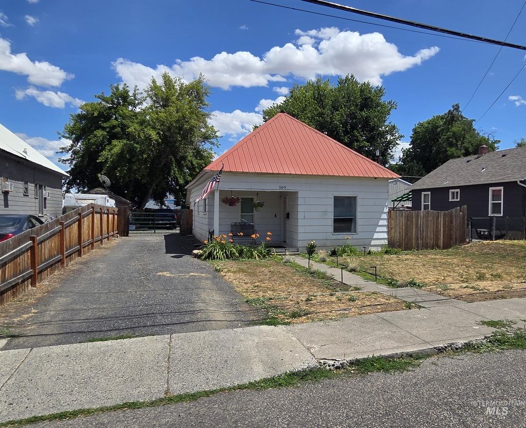 Photo of 509 16th St, Lewiston, ID 83501 (MLS # 98952914)