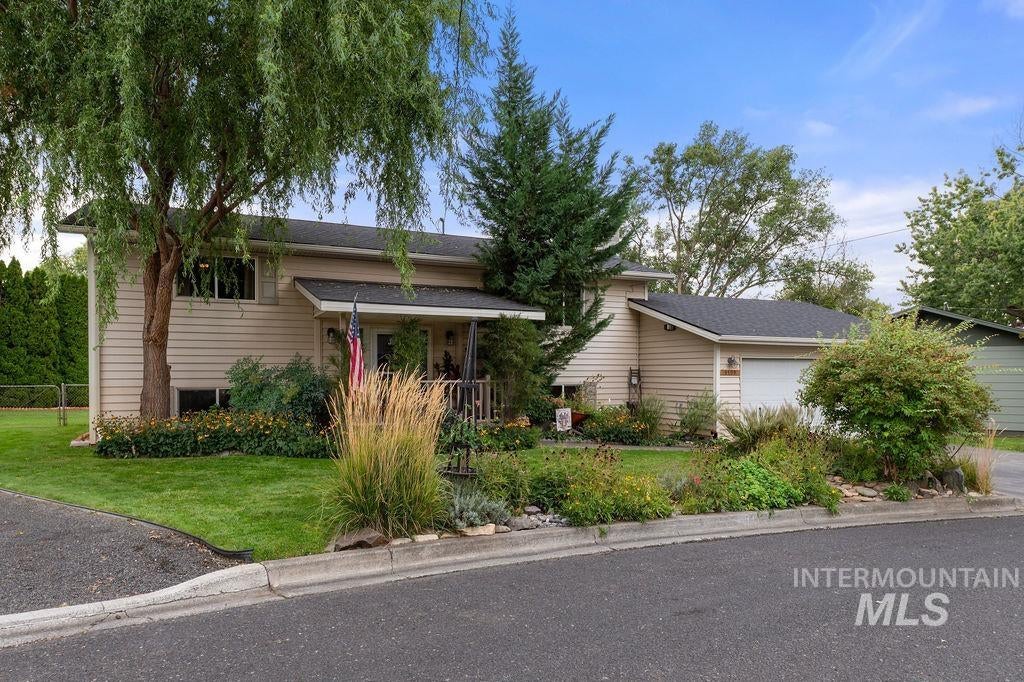 Photo of 3509 7th St E ST, Lewiston, ID 83501 (MLS # 99001069)