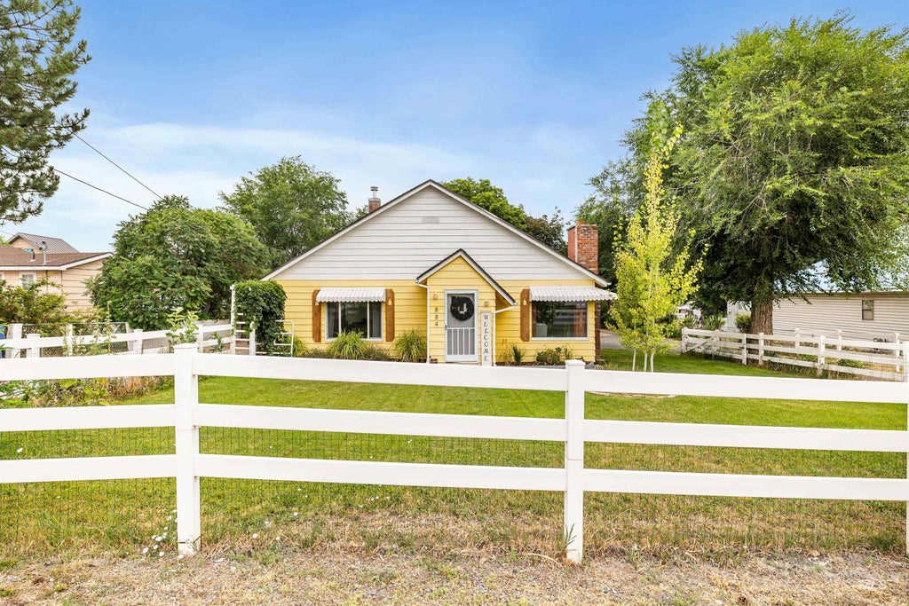 Photo of 884 Washington St. S ST, Twin Falls, ID 83301 (MLS # 98995162)
