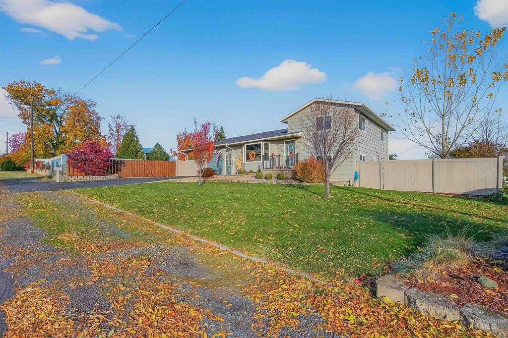 Photo of 3829 15th St, Lewiston, ID 83501 (MLS # 98967118)
