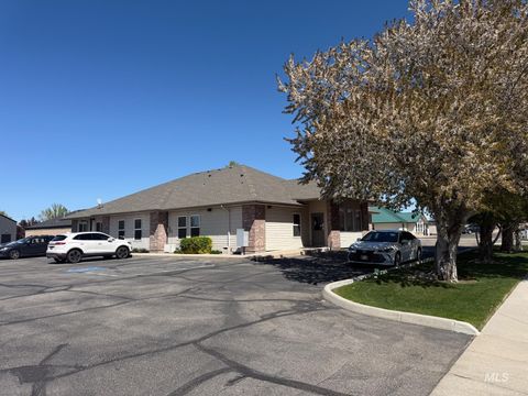 Photo of 811 NW 12th St, Fruitland, ID 83619 (MLS # 98953449)