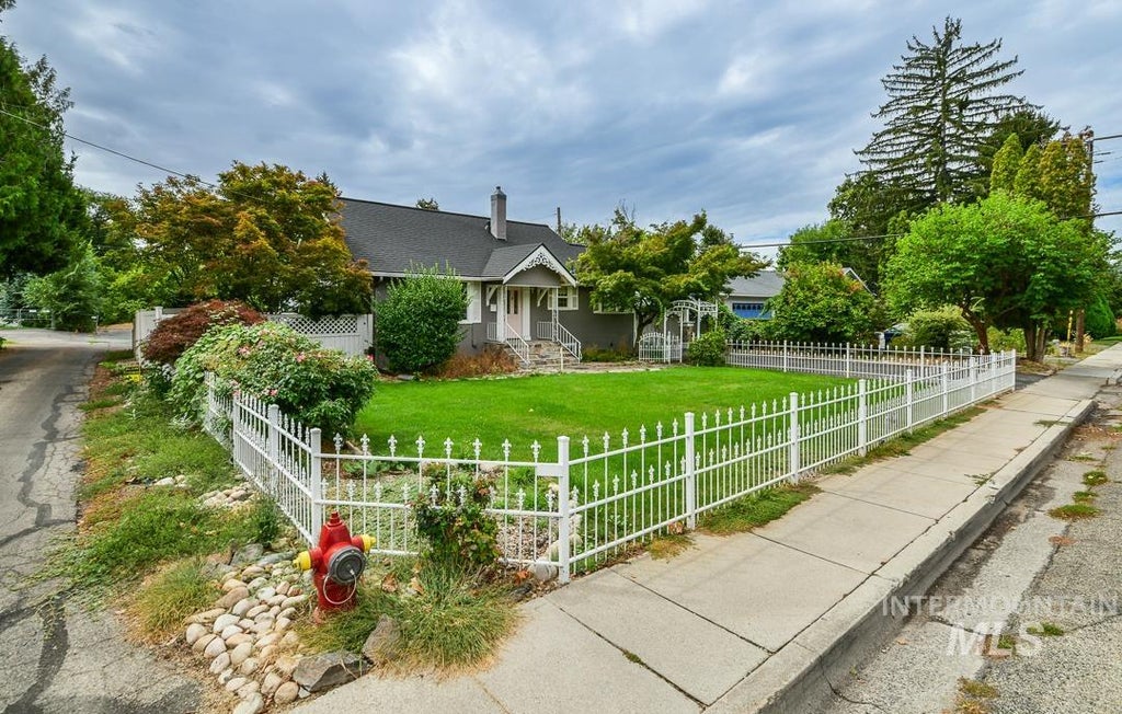 Photo of 2721 W Cassia St, Boise, ID 83705 (MLS # 98999900)