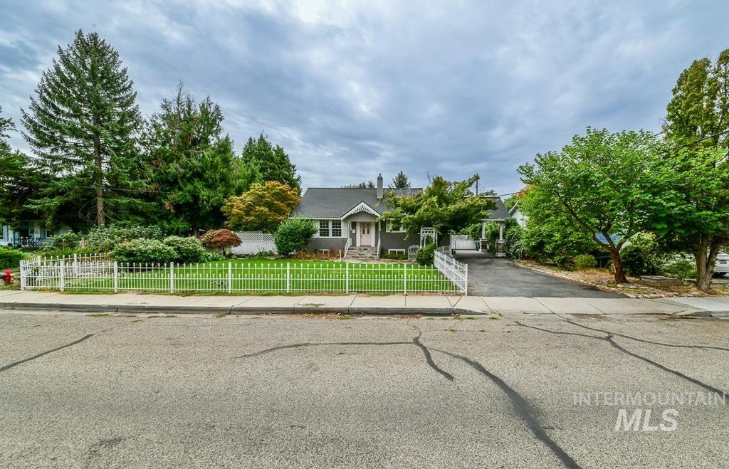 Photo of 2721 W Cassia St, Boise, ID 83705 (MLS # 98999900)