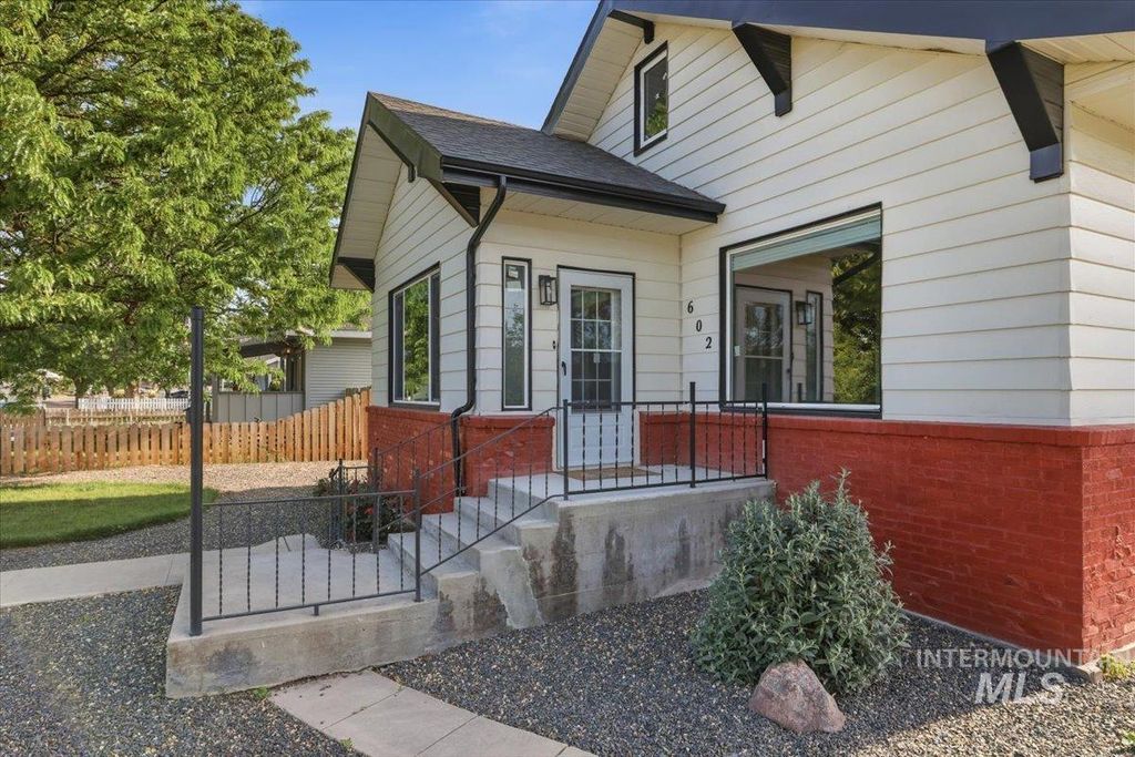 Photo of 602 N 5th St, Parma, ID 83660 (MLS # 98985902)