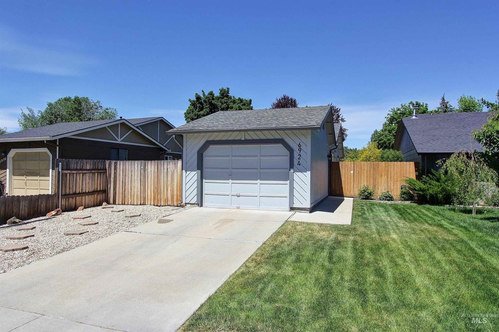 Photo of 6924 W Gillis Dr, Boise, ID 83714 (MLS # 98986520)